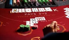 Pengguna menikmati live casino melalui perangkat mobile dengan cepat dan mudah